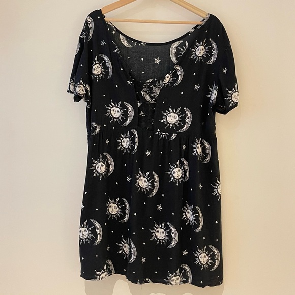 Celestial print lace up dress - Picture 2 of 5